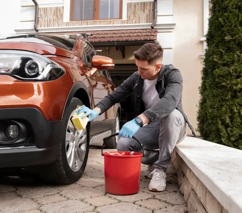 Lavage auto à domicile Parigné-le-Pôlin : professionnel intervenant sur un véhicule